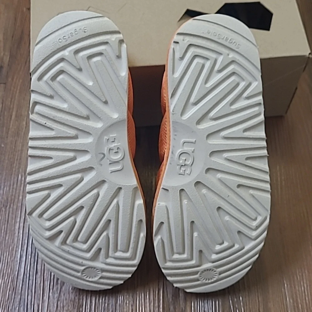 UGG Orange Kids Slip-On Shoes used exelente condition perfect for winter.‎